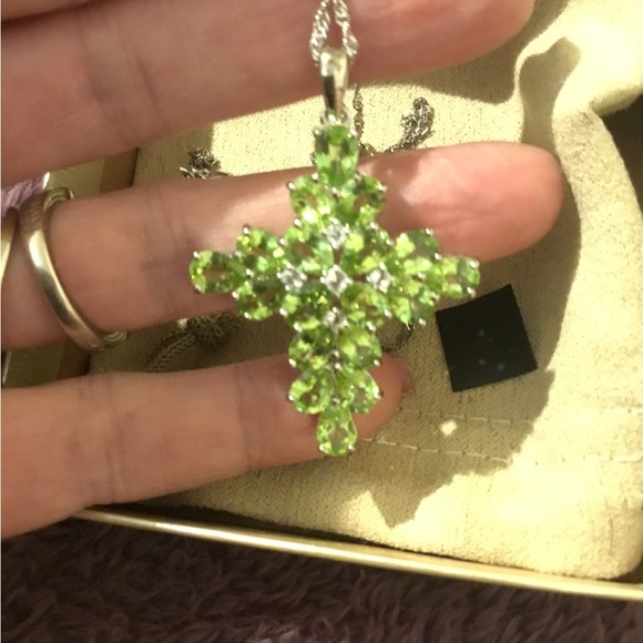 New 13.14 TCW Manchurian Peridot & 0.40TW White Topaz Rhodium/925 Cross Necklace - Picture 10 of 16